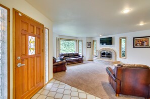 Family Room | Flat-Screen TV | Fireplace | Central Air Conditioning