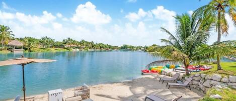 Mini beach on the shore of the lake.