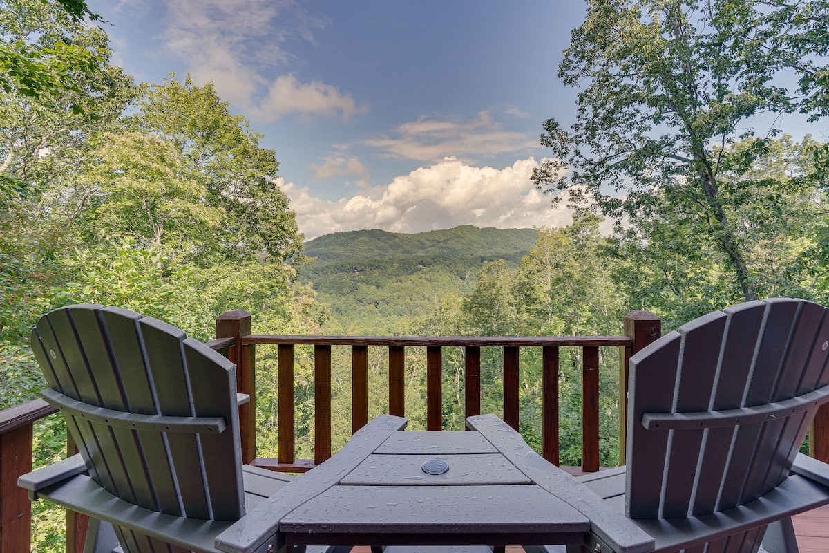 Murphy Cabin w/ Deck & Sweeping Mountain Views!