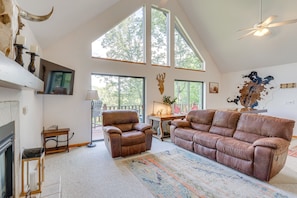 Living Room | Free WiFi | Smart TV | Fireplace | Central Heating & A/C