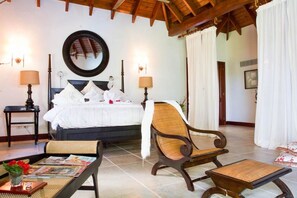 Lake view villa with service staff and private pool (6285)