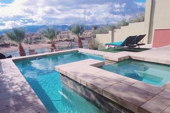 WATERFRONT! Bring your own boat! Fits large families, 3 living rooms 7 bedrooms