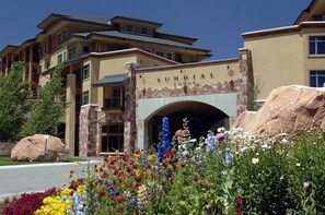 Retreat back to the luxurious lodge units at Sundial Lodge.