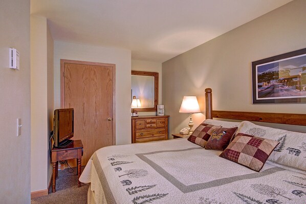 Get a good night's sleep in the queen bed