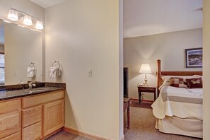 This condo is the perfect unit for couples or solo travellers!