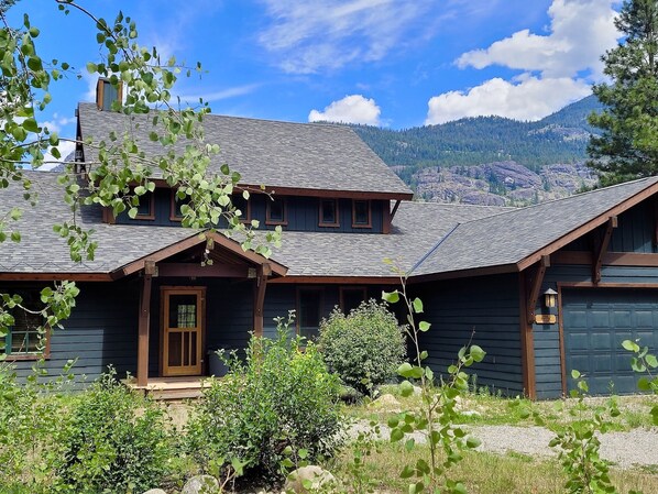 Welcome to Four Sisters Lodge in Mazama, WA!