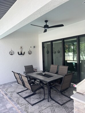 Patio in the Lanai w outdoor kitchen