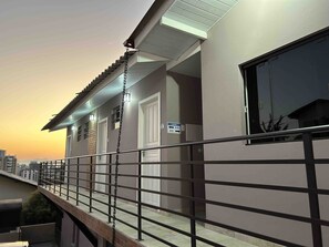 Vista frontal de la propiedad