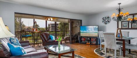 Spacious living room with a Smart TV & cable channels. WiFi included!