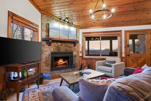 Spacious living room with mountain views!