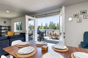 A dining experience that's elevated by the open-air ambiance. 