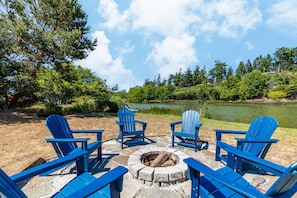 Located on a unique wraparound jetty, the home opens up to a private lake in the back.