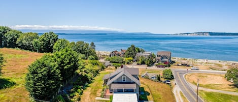 An utterly perfect getaway offering breathtaking views of Olympic Mountains and the ocean.