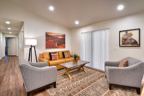 Living Room (Queen Size Pullout Couch)