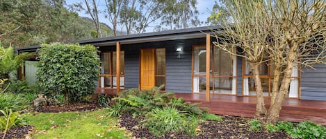 Welcome to our cozy 3-bedroom cottage in Halls Gap, offering comfort and convenience.