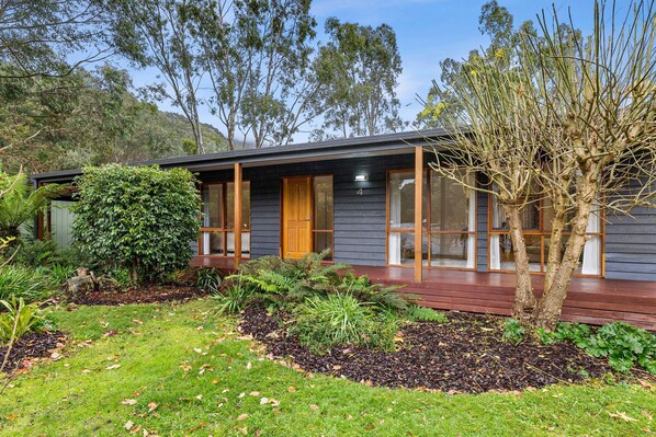 Welcome to our cozy 3-bedroom cottage in Halls Gap, offering comfort and convenience.