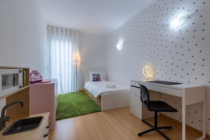 Our #3 bedroom with a single bed (more suitable for children, but can also fit an adult), a closet, and some children's toys.
#bedroom #comfort #home #airbnb