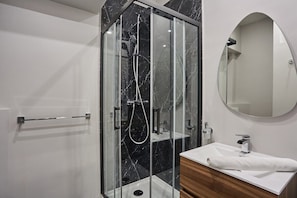 salle de douche avec toilette