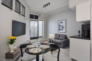 Studio avec canapé lit , cuisine américaine équipée, coin repas, télé, wifi