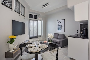 Studio avec canapé lit , cuisine américaine équipée, coin repas, télé, wifi
