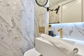 salle de bain avec toilette