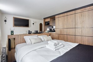 Espace chambre lit double 160cm / coin cuisine