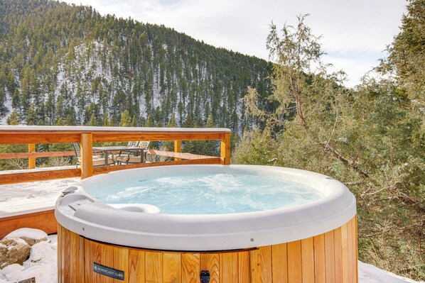 Livingston Vacation Rental | 3BR | 1.5BA | Steps Required | 1,540 Sq Ft