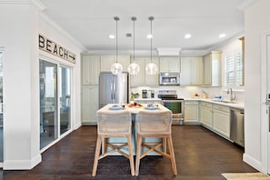 Gorgeous fully stocked kitchen