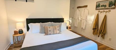 The Emerald Room - King bed, Use of 2 Robes, 55" Smart TV & River View