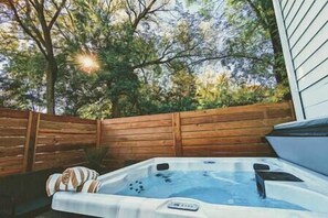 Hot Tub - Seats 7