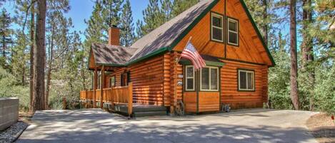 Escape to our charming log cabin with a spacious deck!