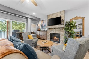 Living room : Gather around the stone fireplace and enjoy scenic views.