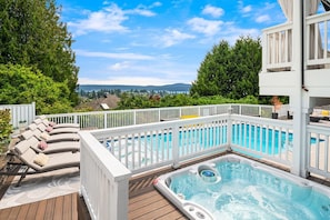 Hot tub right off the pool