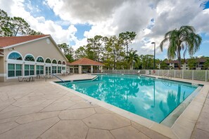 Community Pool & Spa | Self Check-In | 6 Mi to Downtown Naples