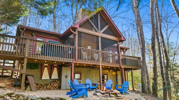 Front view charm: Cabin coziness meets outdoor allure.