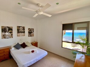 Wake up to the sea breeze and panoramic sea views in our room, equipped with a ceiling fan for your comfort and a comfortable bed for a restful sleep.