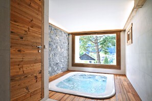 Indoor spa tub