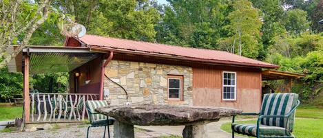 Pisgah National Forest | 1BR | 1BA | 950 Sq Ft | Stairs Required
