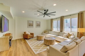 Living Room | Smart TV | Central A/C & Heat | Modern Furnishings
