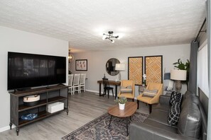 Unwind in style in our inviting living room, complete with a Smart TV for streaming your favorite shows and movies. Relax and recharge after a day of exploring Dayton's attractions. 🛋️📺