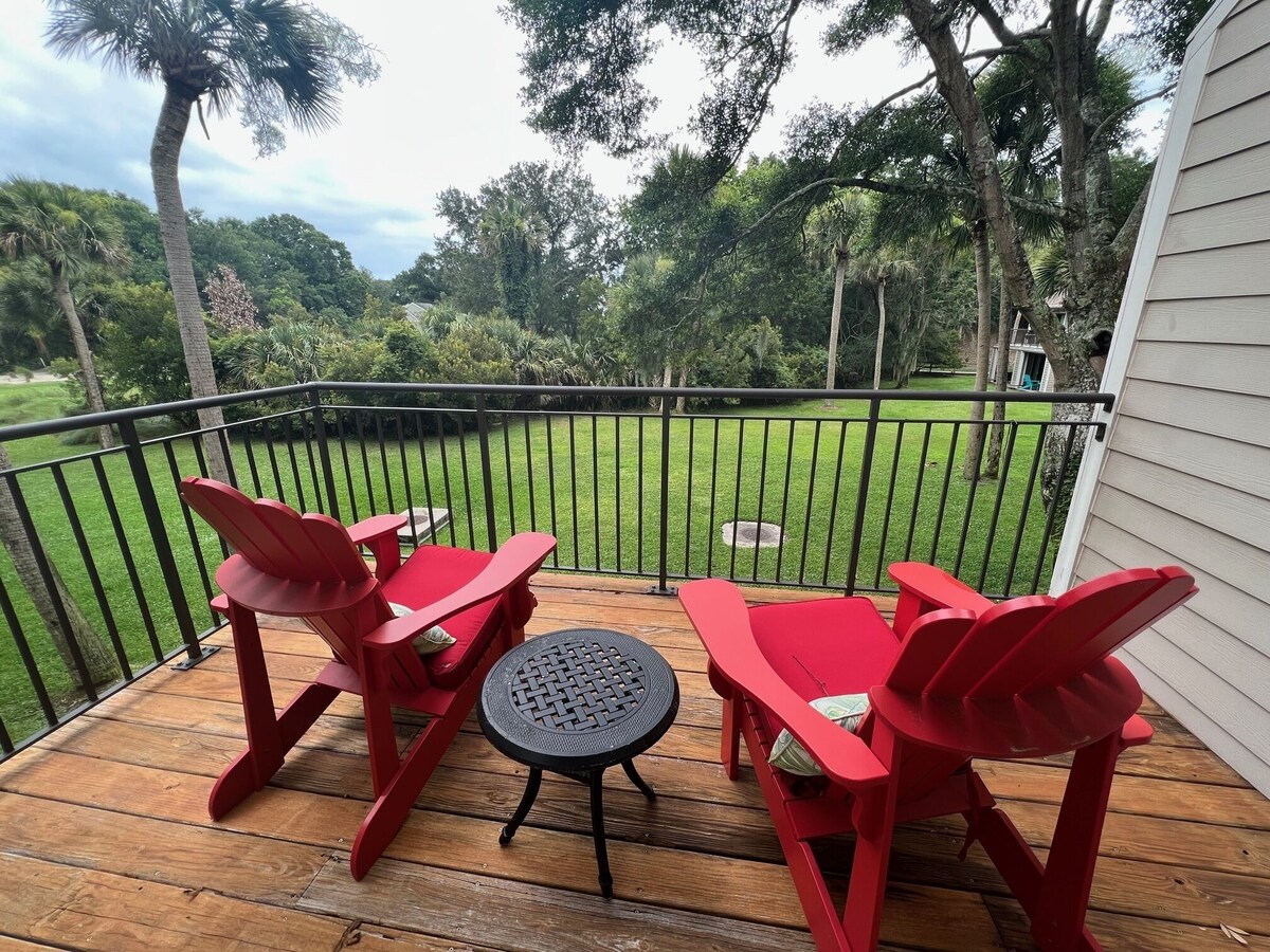 Serene Top Floor Villa Under the Ancient Oaks