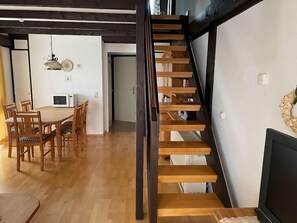 Ferienwohnung Zirbelweg, 50qm bis max. 6 Pers.-Treppe in das obere Stockwerk