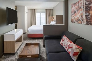 King sized bed. Exact unit will be assigned upon arrival. Views, colors and decor may vary.