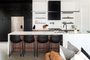 Experience this chic kitchen, perfect for your bachelorette party or family reunion. With a spacious layout and modern finishes, it’s ideal for gatherings after exploring Downtown Nashville. Enjoy leisurely breakfasts at the bar before diving into Music City. Make this elegant vacation rental your unforgettable home base!