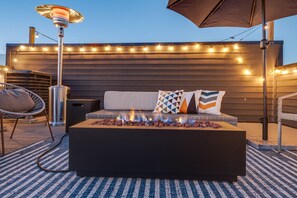 Unwind under Nashville’s skyline on this chic rooftop deck with a firepit, ideal for bachelorette parties and family reunions. Enjoy stunning views and plush seating for the perfect Music City escape.