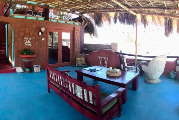 And here you are, the door to the Pequena en Cubierta Rm (4) on the right, a step away from the Hummingbird deck, a gaze from the most beautiful view of the Sea of Cortez. Splendid!