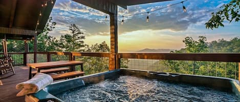 Relax in our HotTub with Breathtaking Sunrise Mountain Views.