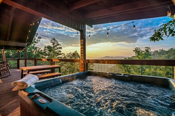 Relax in our HotTub with Breathtaking Sunrise Mountain Views.