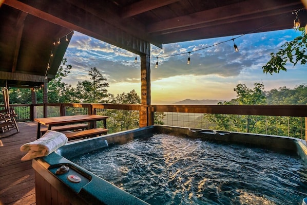 Relax in our HotTub with Breathtaking Sunrise Mountain Views.
