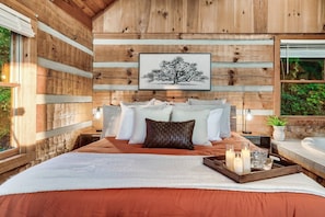 Cozy Romantic King Bed!